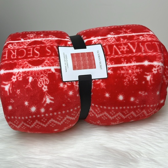 NWT Victoria’s Secret Sherpa Plush Fleece Blanket Red & White 50” x 60” - Picture 2 of 10